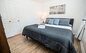 Spacious And Stylish 2 Bedroom Near Broadway - 5 Min Drive